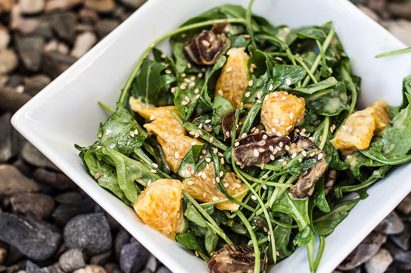 Fruchtiger Rucola-Salat mit Sesamdressing – Gesunde Rezepte