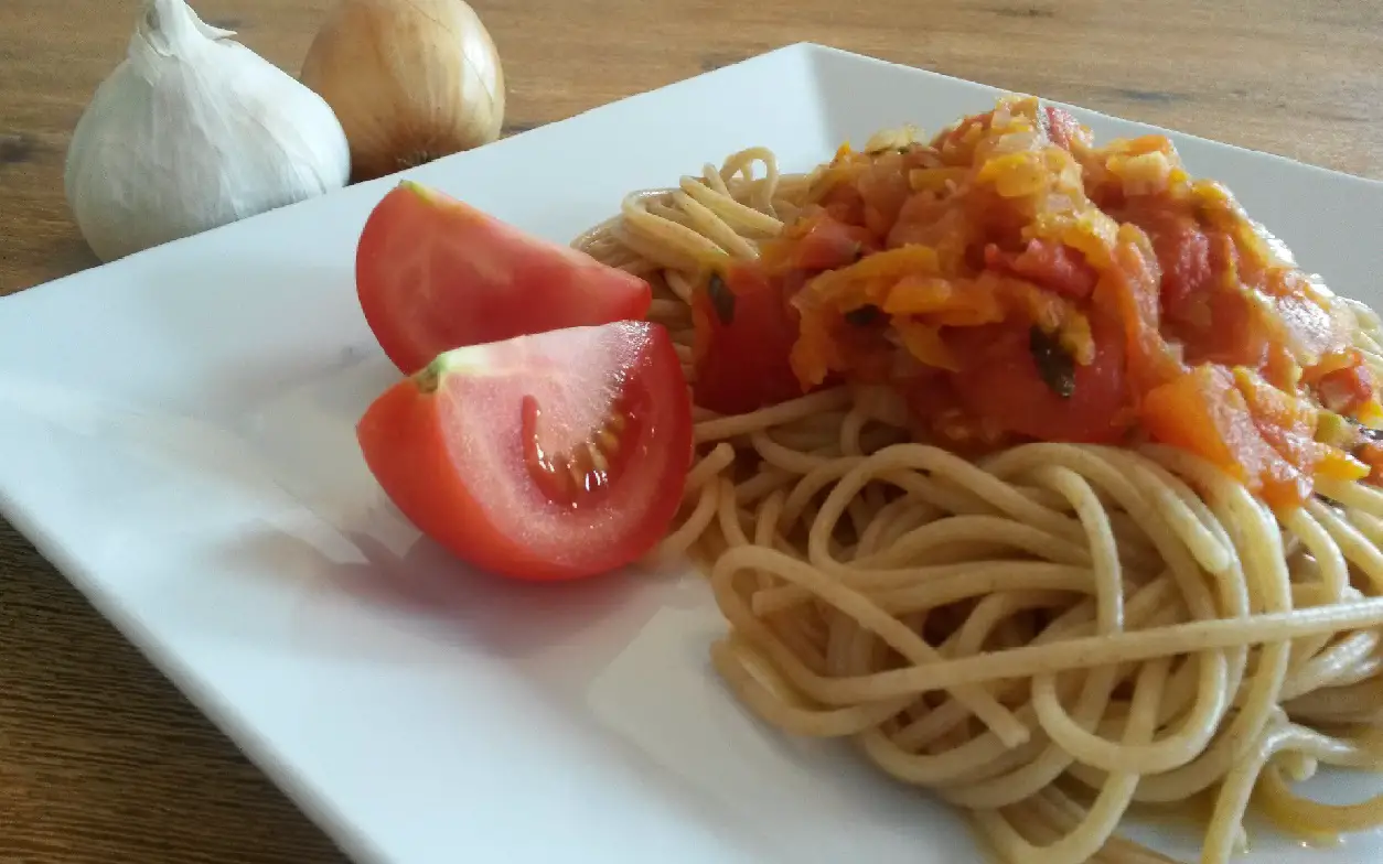 Vollkorn-Spaghetti mit Tomaten-Karottensoße - WirEssenGesund