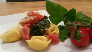 Rezept vegane Tortellini mit Spinatsosse und Tomaten