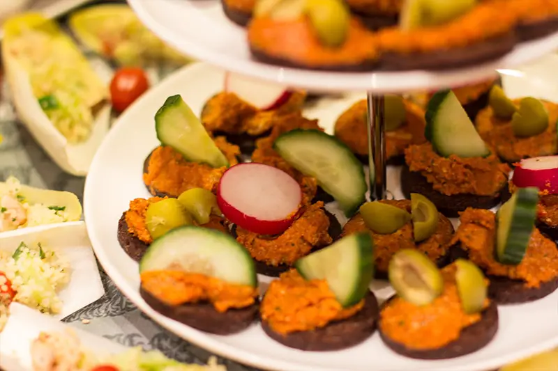 veganes Fingerfood Pumpernickel