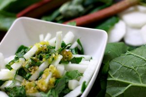 Salat aus Rettich und Mairübe mit Rhabarber-Vinaigrette