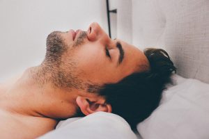 Was mit Männern nach fettem Essen im Schlaf passiert