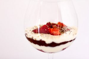Erdbeer-Kokos-Joghurt mit gepufftem Amaranth (Rezept)