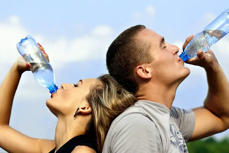 Es gibt für unseren Körper nichts wichtigeres als ausreichend Flüssigkeit. Mindestens 2 bis 3 Liter Wasser pro Tag sollten es schon sein.