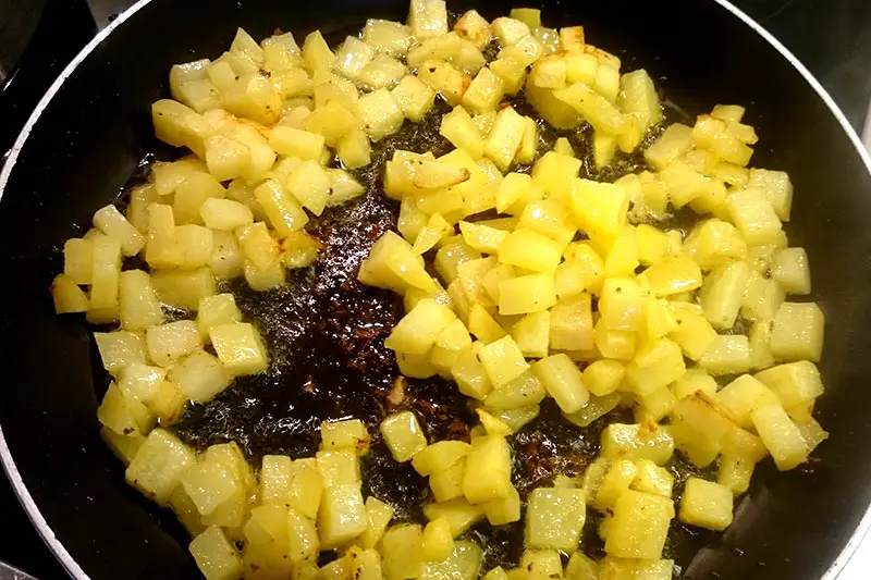 Für das Kartoffelpfännchen habe ich die Kartoffeln vorher etwas in der Pfanne mit Öl und etwas Salz frittiert. Damit sind die Kartoffeln nicht nur schneller fertig, sondern bekommen auch noch ein paar Röstaromen ab.