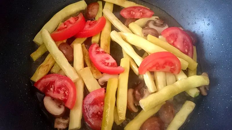 Die Stangenbohne werden mit den Champignons gut angebraten, bevor die Tomaten mit dem Weißwein dazu gegeben werden.