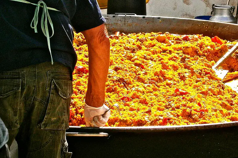 Paella wird in Spanien zum Teil in riesigen Pfannen gekocht.