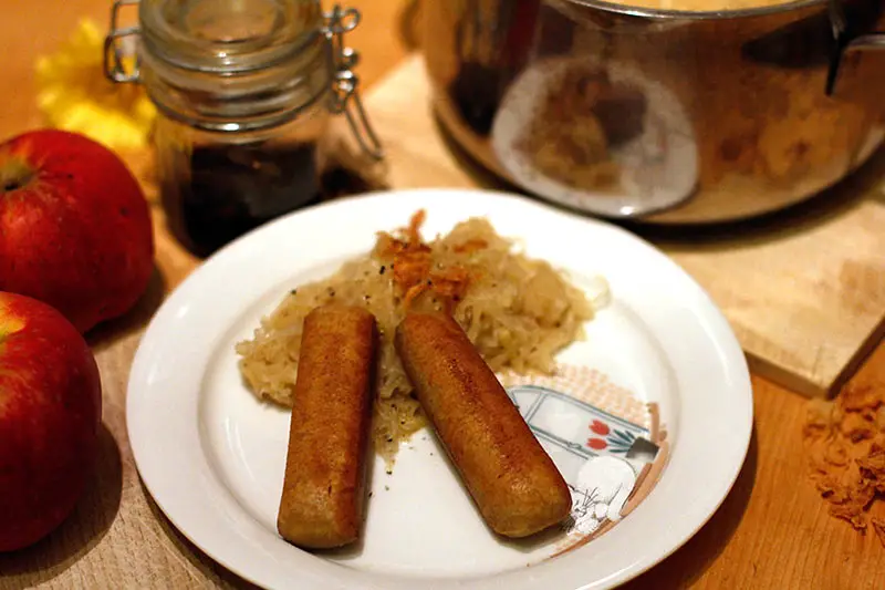 vegane Bratwurst mit Sauerkraut