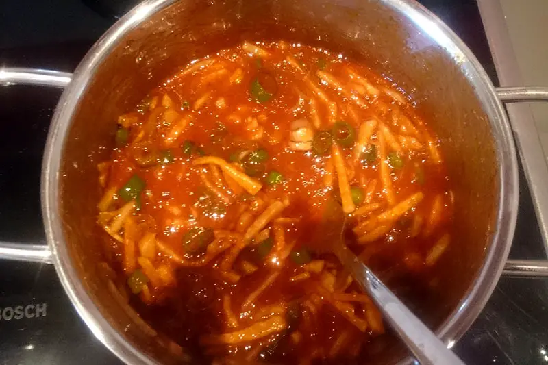 Kimchi-Sauce im Topf