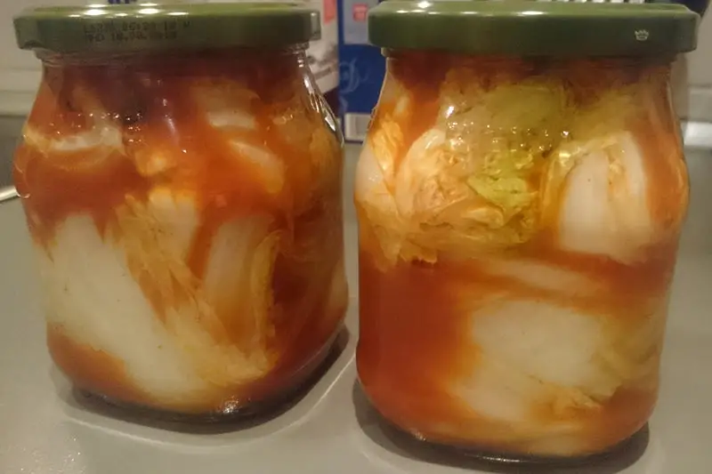 Kimchi in Gläsern vor der Fermentation