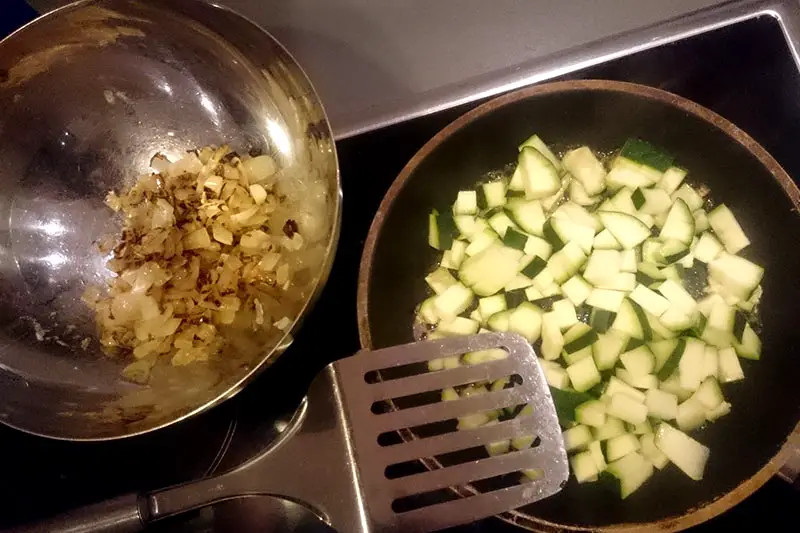 Zwiebeln Knoblauch Zucchini anbraten Quiche