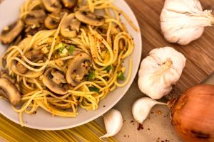 Spaghetti Champignons Zwiebel Knoblauch Harissa