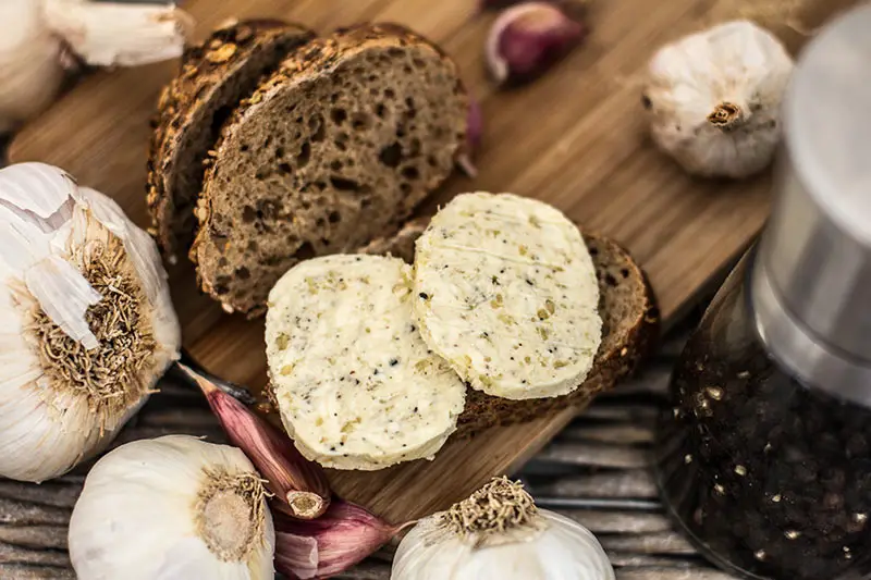 Pfeffer Knoblauchbutter Butter Vollkornbrot Brotzeit Knoblauch