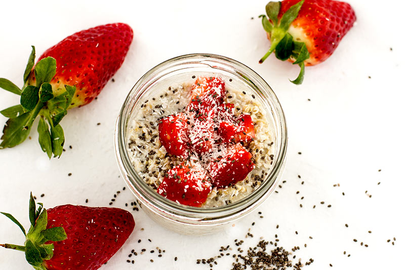 Erdbeer Kokos Chia Overnight Oats