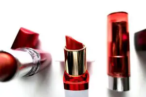 Plastik in Kosmetik Lippenstifte rot