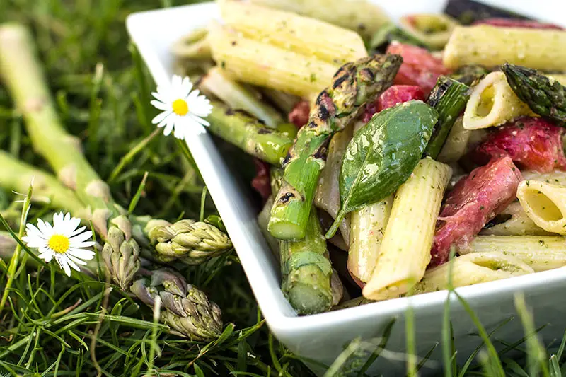 Erdbeer-Nudelsalat mit gegrilltem Spargel