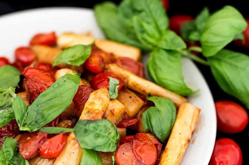 Gebratener Spargel in Weißwein-Tomaten-Sud