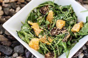 Fruchtiger Rucola-Salat mit Sesamdressing