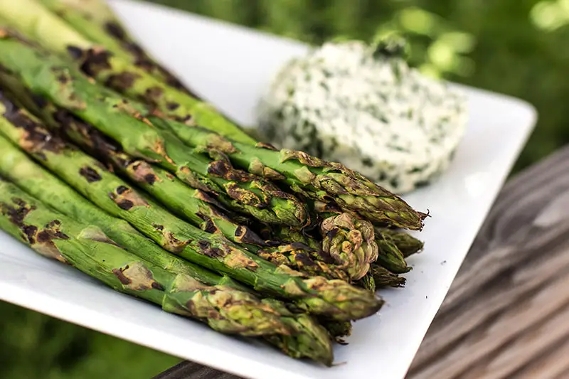 Gegrillter Spargel mit Kräuterbutter - WirEssenGesund