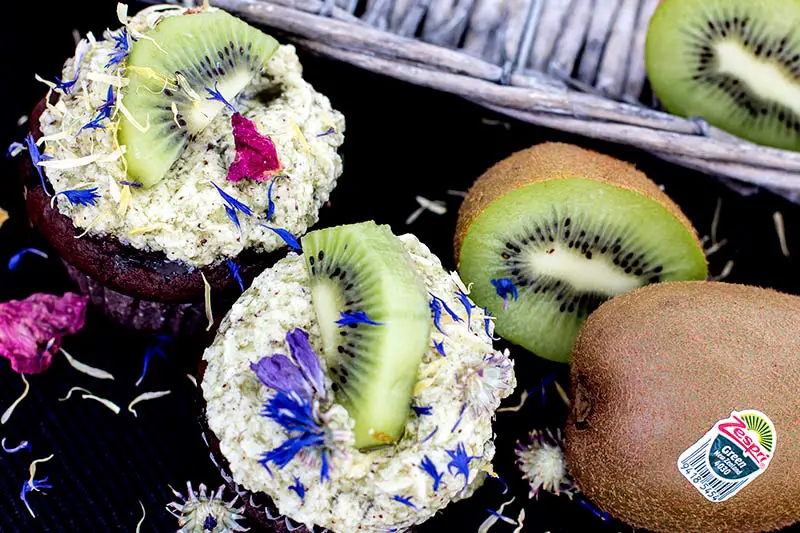 Schoko-Muffin mit Kiwi-Frosting