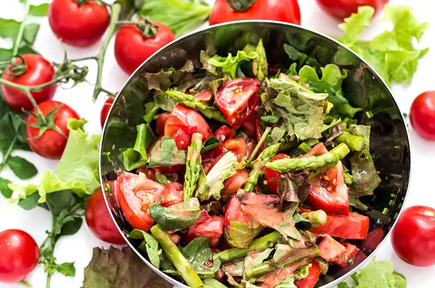 Tomaten-Spargelsalat mit Erdbeerdressing