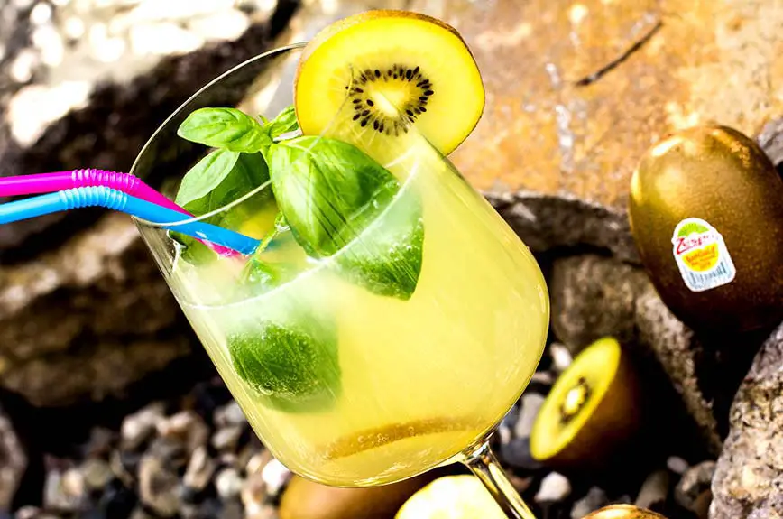 Erfrischender SunGold Kiwi Cocktail - WirEssenGesund