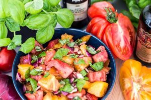 Tomatensalat mit Zwiebeln