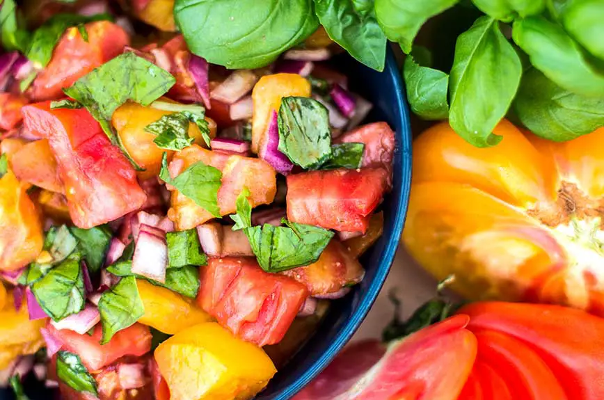 Tomatensalat mit Zwiebeln