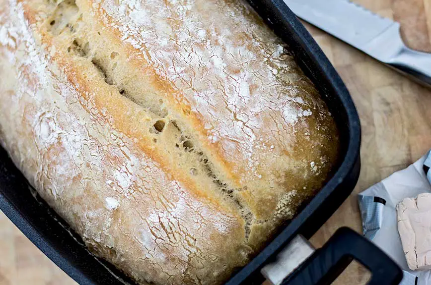 Selbstgebackenes Brot im Bräter