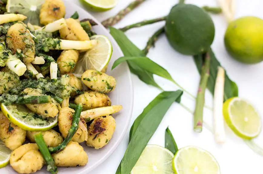 Spargel Bärlauch Gnocchi mit Limette Rezept vegan