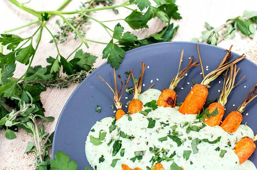 Karotten gebacken Kräutercreme vegan Rezept