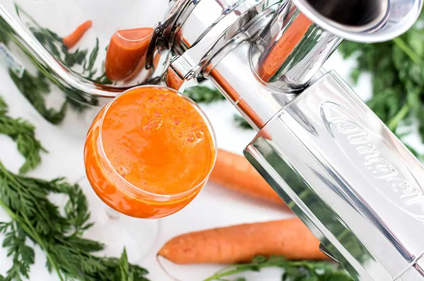 Karottensaft im Entsafter selber machen