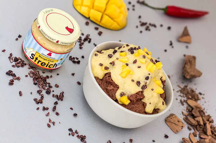 Schoko Mousse mit Mango Topping