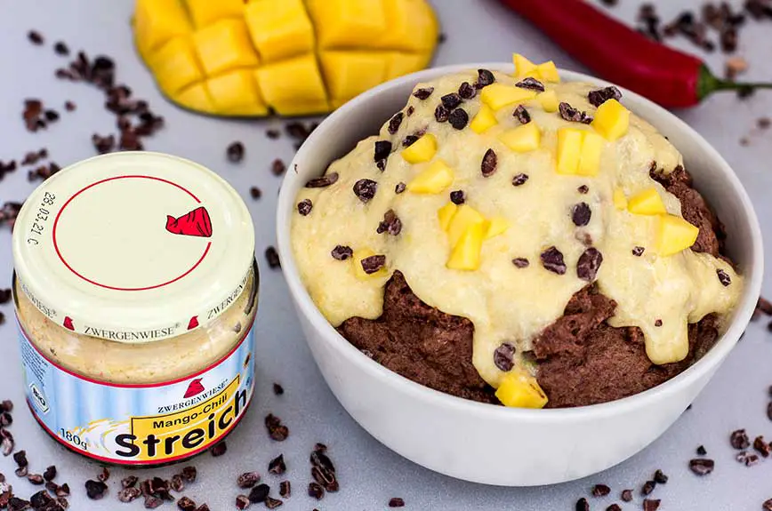 Schoko-Mousse mit scharfem Mango-Topping