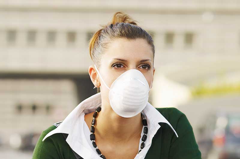 Das Tragen von Schutzmasken hilft gegen Viren nur unzureichend.