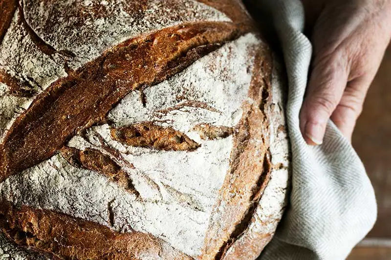 Brot mit Sauerteig backen