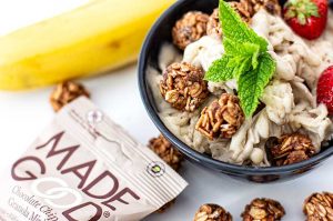 Bananeneis mit Schoko-Granola