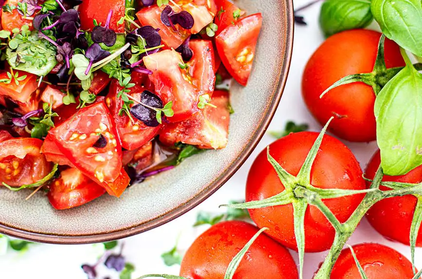 Tomatensalat mit Microgreens Rezept