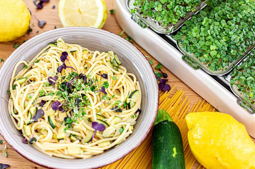 Sommerliche Pasta mit Microgreens