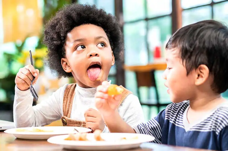 Wenn Kinder länger am Tisch sitzen, essen sie mehr Obst und Gemüse