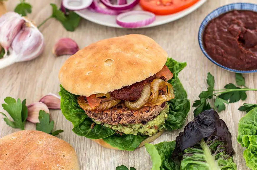 Selbstgemachter Burger mit Kidneybohnen Paddies